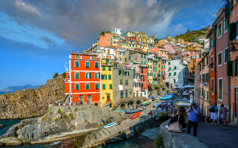 Gar Tirēnu un Ligūrijas jūru ar baltā marmora karjeriem un Cinque Terre krastu